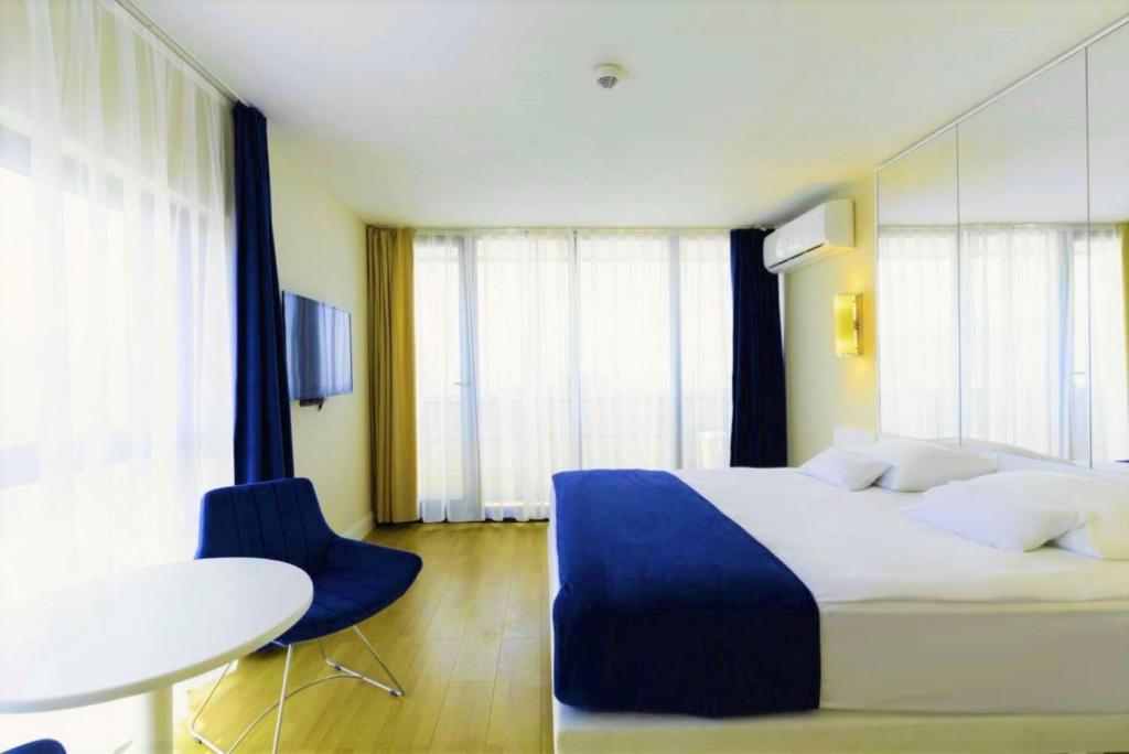 Rúm í herbergi á Opulent Sea View Aparthotel in Orbi City Batumi