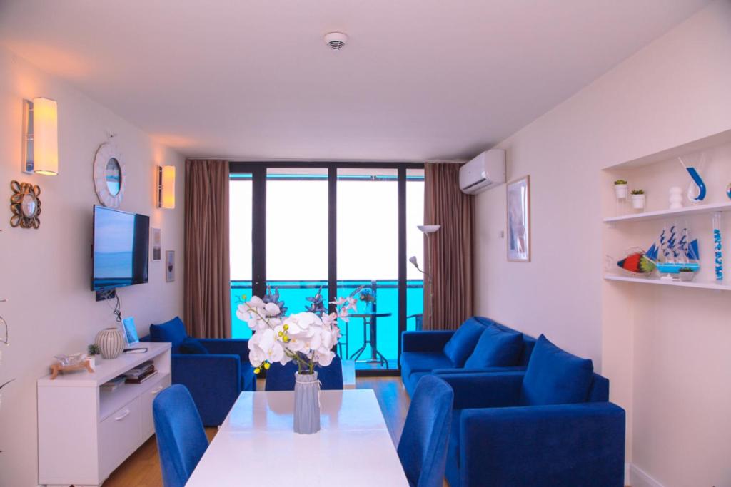 Sjónvarps- og/eða afþreyingartæki á Opulent Sea View Aparthotel in Orbi City Batumi
