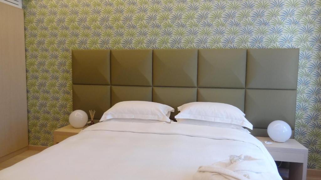 ローマにあるアウグスターナ ハウス アンド スイーツのベッドルーム(白いシーツを使用した大型ベッド1台付)