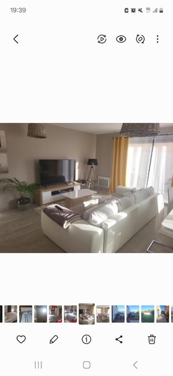 - un salon avec deux canapés blancs dans l'établissement Maison 3 chambres, à Villegailhenc