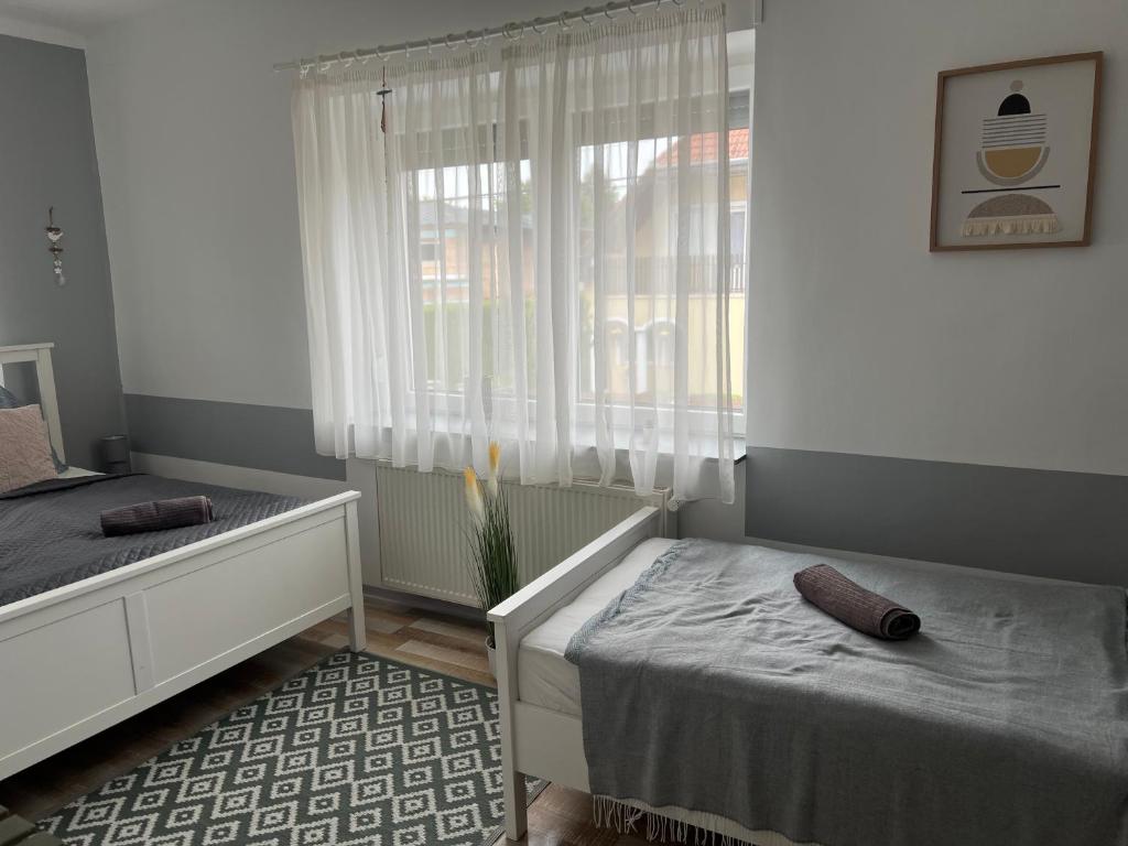 Postel nebo postele na pokoji v ubytování Szarkafészek