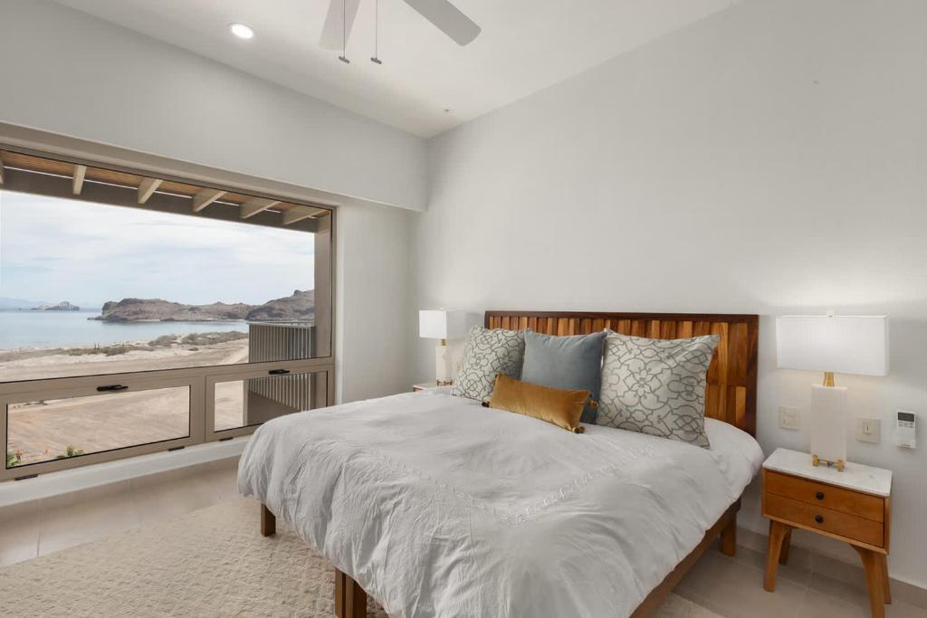 Ένα ή περισσότερα κρεβάτια σε δωμάτιο στο Exquisite Penthouse Heart of Danzante Bay Loreto
