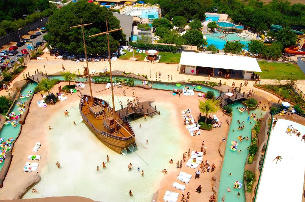 卡达斯诺瓦斯Piazza Diroma Acesso Diroma Acqua Park的享有水上公园的空中景色,在沙滩上划船