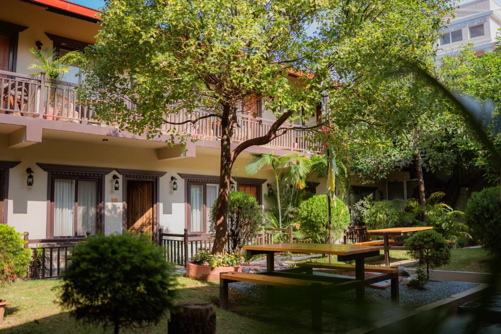 Aed väljaspool majutusasutust Busy Bee Resort, Pokhara