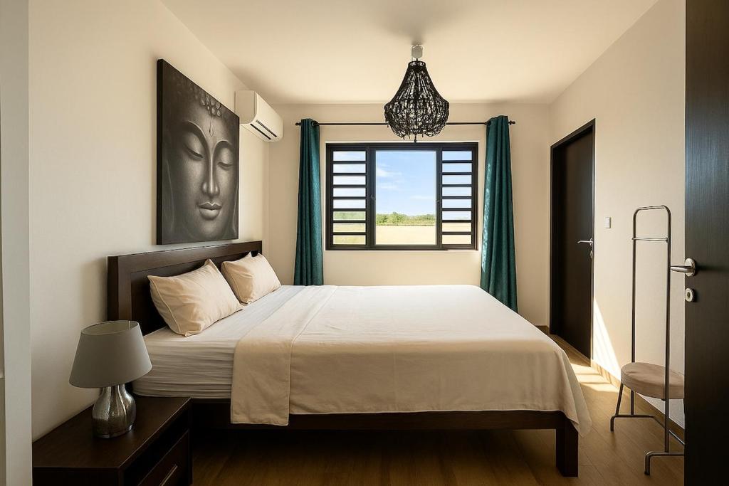 Un dormitorio con una cama grande y una ventana. en Grand Ānaya - Luxury 2BR Villa with Private Pool, en Flic en Flac