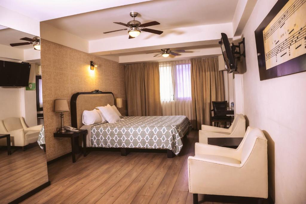 Postel nebo postele na pokoji v ubytování Hotel Clara Luna