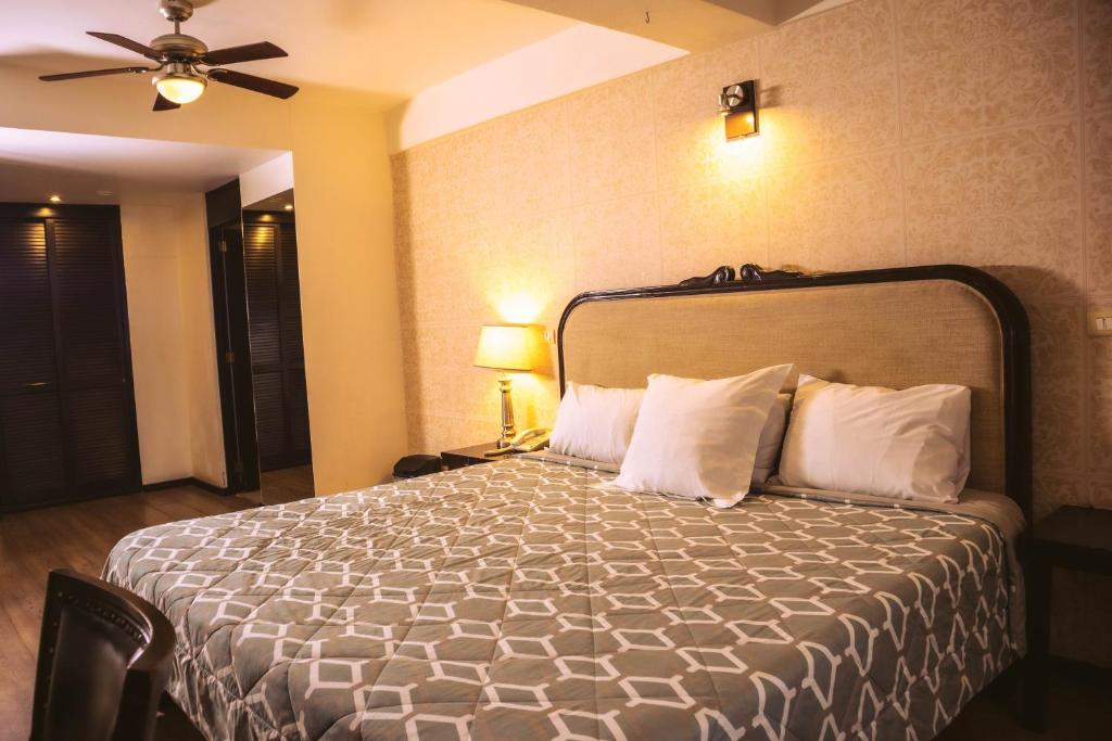 Postel nebo postele na pokoji v ubytování Hotel Clara Luna