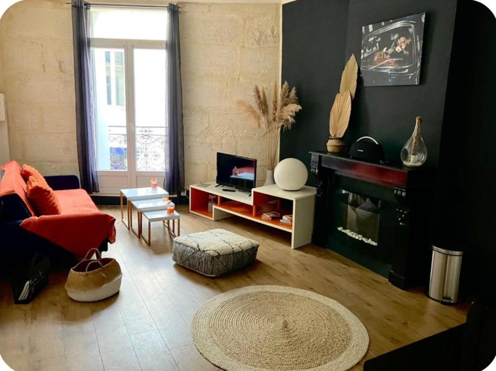 un salon avec un canapé et une cheminée dans l'établissement Magnifique F2 Centre Historique Montpellier, à Montpellier