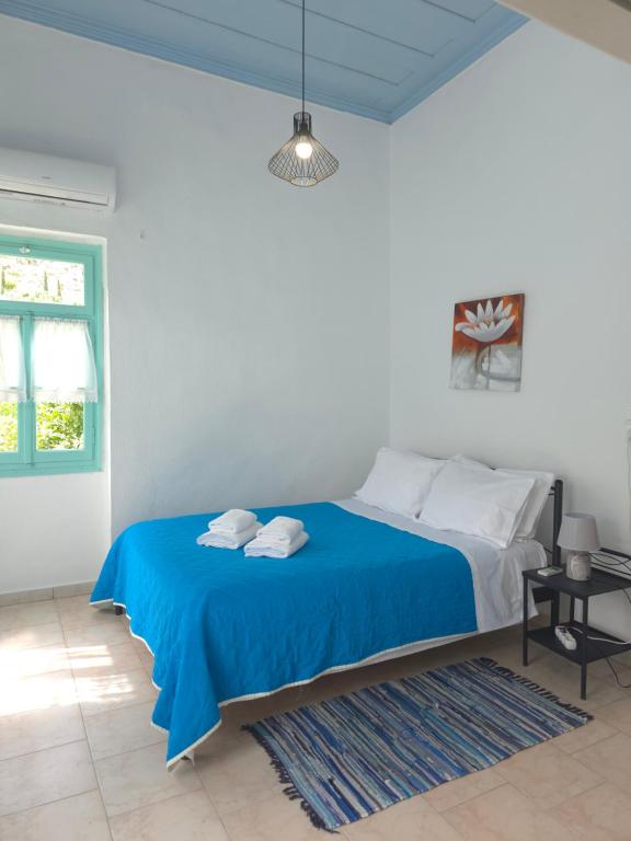 Postel nebo postele na pokoji v ubytování Symi Fos House