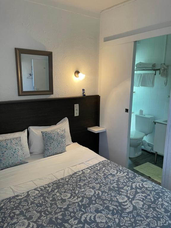 Postel nebo postele na pokoji v ubytování Hotel Clair Logis