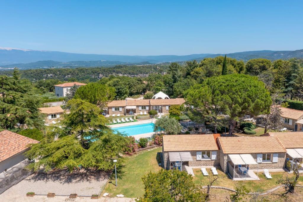 une vue aérienne d'une maison avec piscine dans l'établissement Bright T3 cottage in secure domain, à La Roque-sur-Pernes