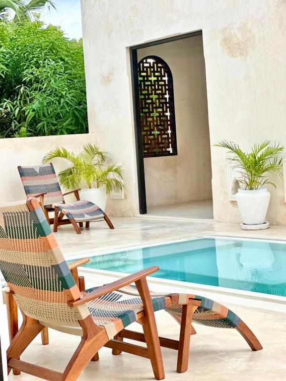 Bazén v ubytování Tulia House Lamu nebo v jeho okolí