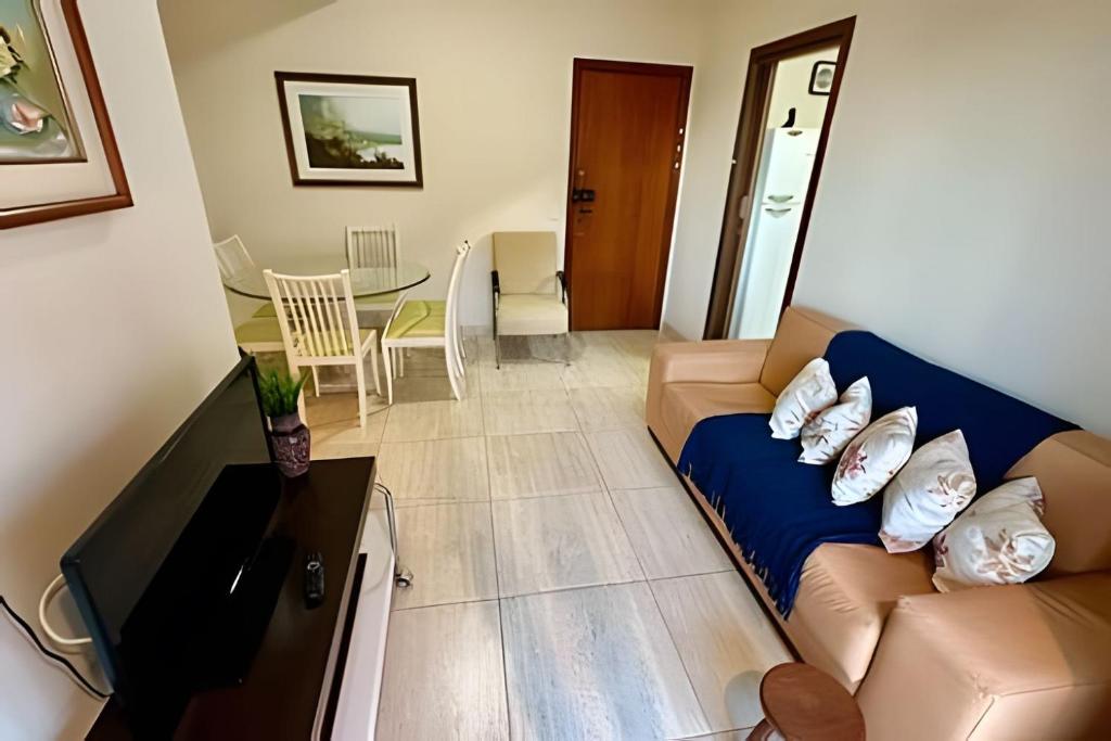 ein Wohnzimmer mit Sofa und Tisch in der Unterkunft P706 - Ar cond Garagem Solda manha in Vitória