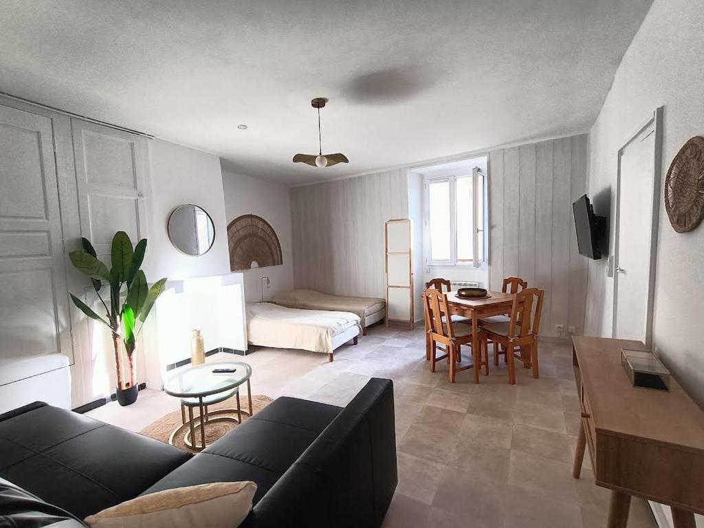 un salon avec un canapé et une table dans l'établissement Parenthèse Bohème Chic, à Gréoux-les-Bains