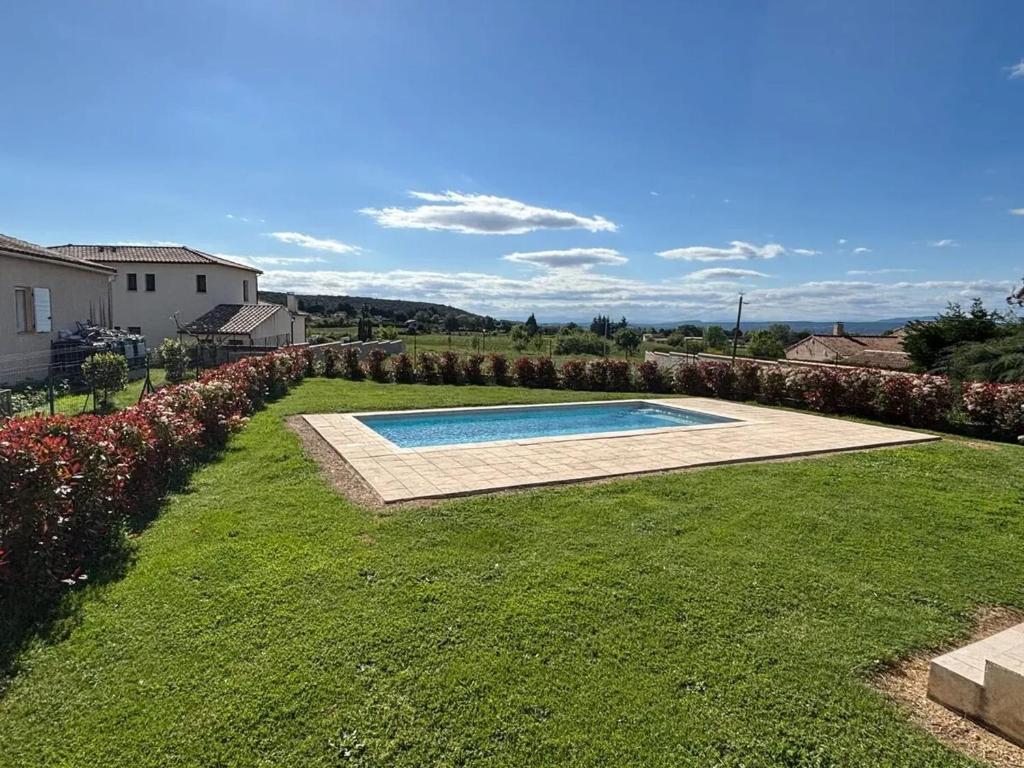 une piscine au milieu d'une cour dans l'établissement Villa familiale avec piscine à Flaux, 125 m²_2, à Flaux