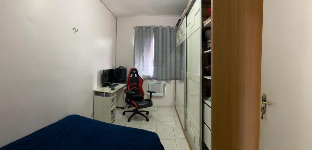 Un dormitorio con una cama, un escritorio y una silla. en Apartamento para Cop30, en Ananindeua