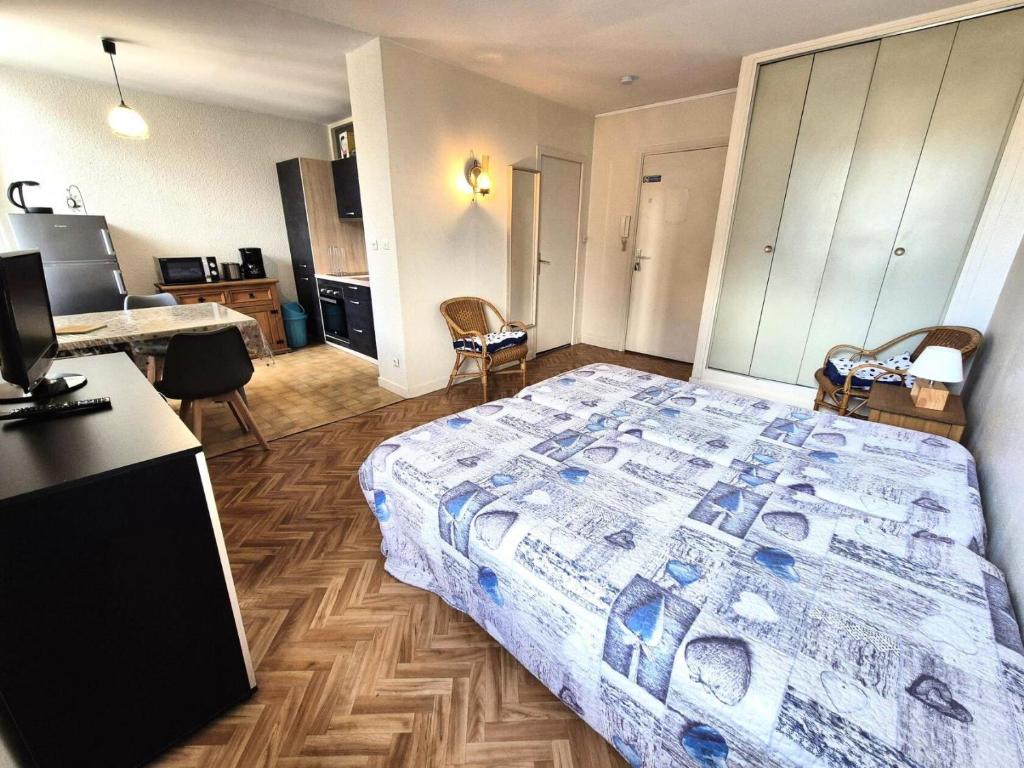 une chambre avec un lit et un bureau avec un ordinateur dans l'établissement Résidence Le Juturna - Studio à proximité du centre ville et des Thermes d'Aix-les-Bains ! MAE-7054, à Aix-les-Bains