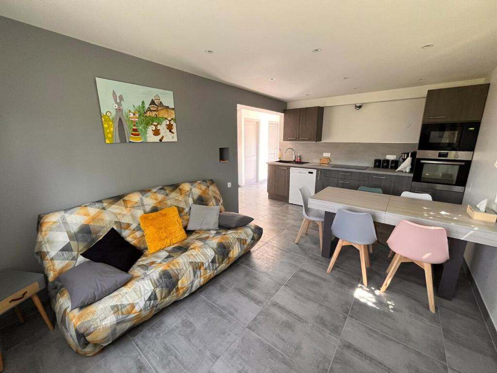 un salon avec un canapé et une table dans l'établissement Appartement au pied du Haut Koenigsbourg, à Sélestat