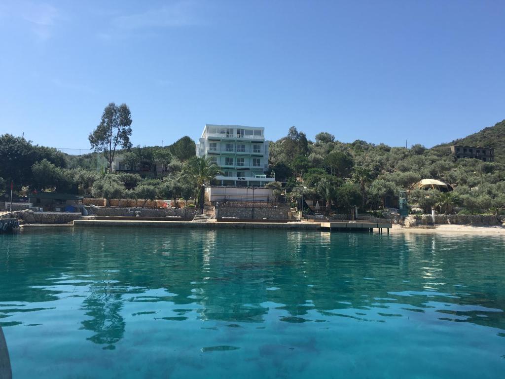 una gran piscina de agua con un edificio al fondo en La Moda Beach Hotel, en Kas