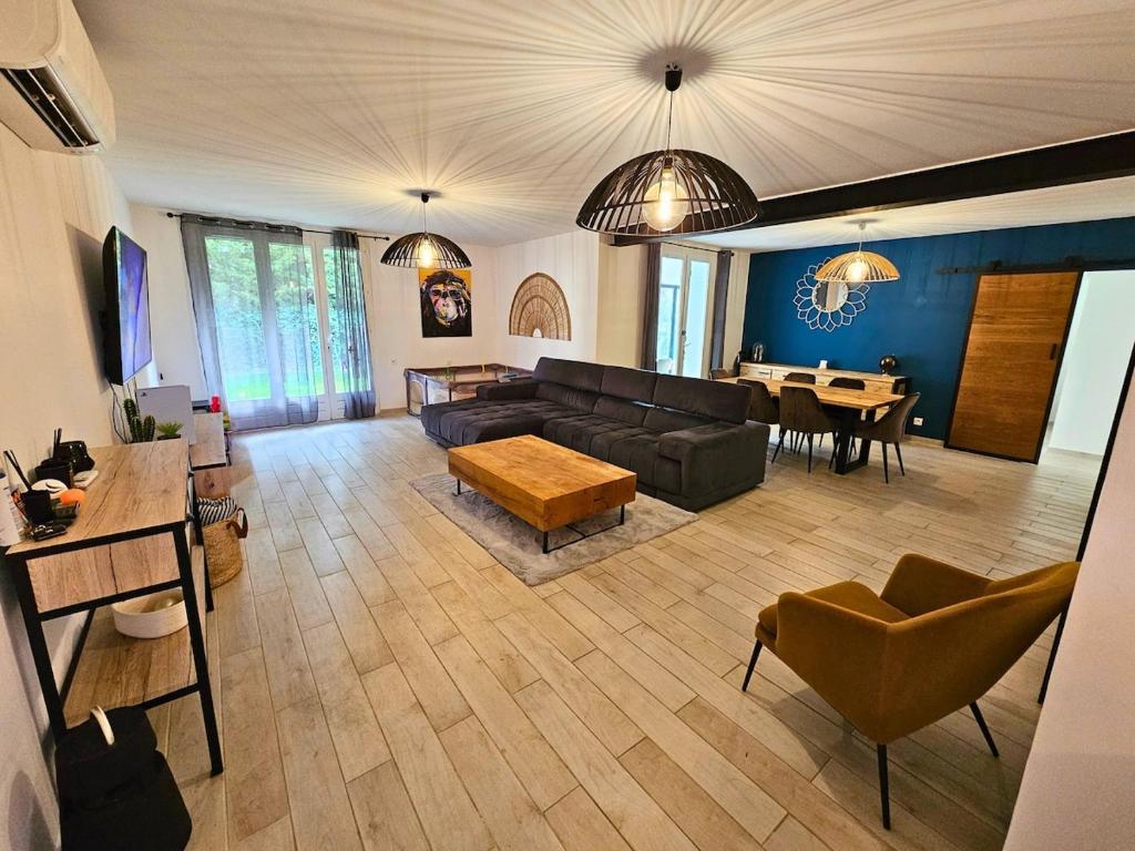 un salon avec un canapé et une table dans l'établissement Villa Melilo au cœur du Luberon, au Thor