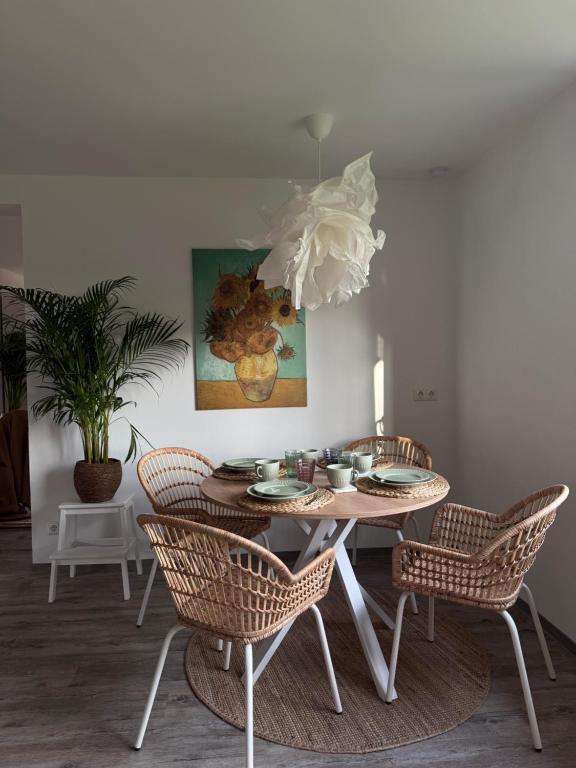 a dining room with a table and chairs at Mams-Cottage-Brunhilde in Harnischdorf
