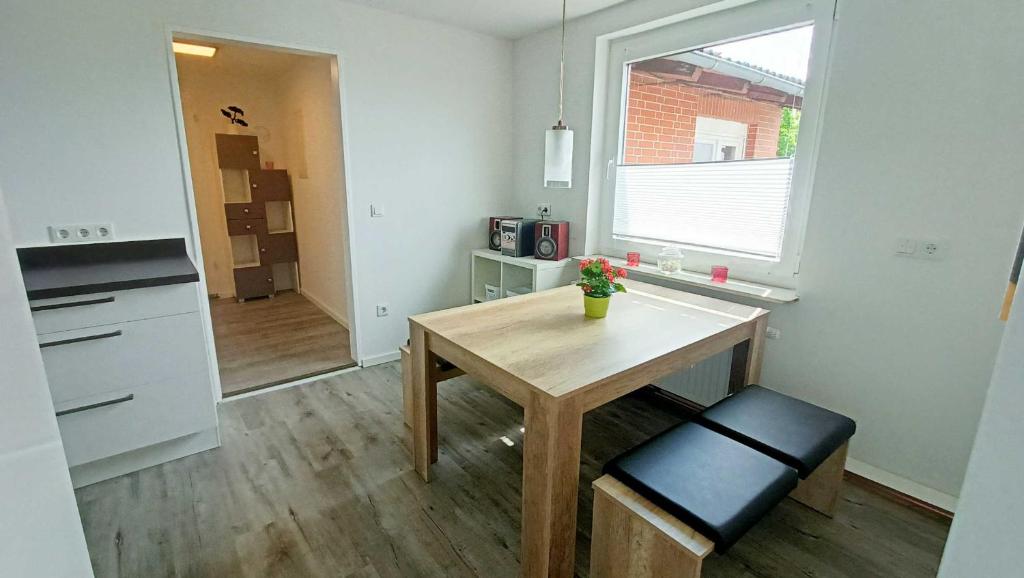 a small kitchen with a wooden table and a window at Fenland Mill Ranch in Wolthausen