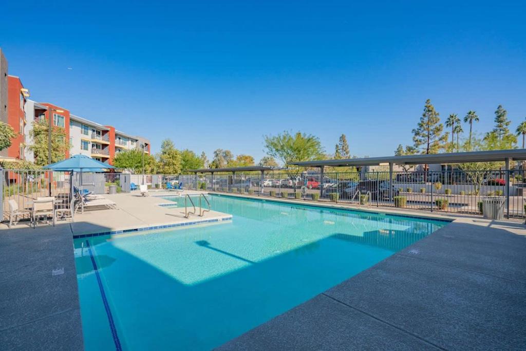 Bazén v ubytování Elegant 1BD - Balcony, Pool, Gym, W-D - Sleeps 4 nebo v jeho okolí