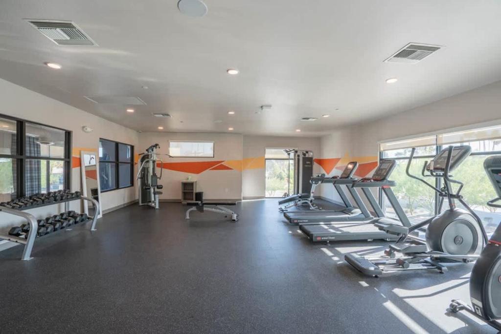 Fitness centrum a/nebo fitness zařízení v ubytování Elegant 1BD - Balcony, Pool, Gym, W-D - Sleeps 4