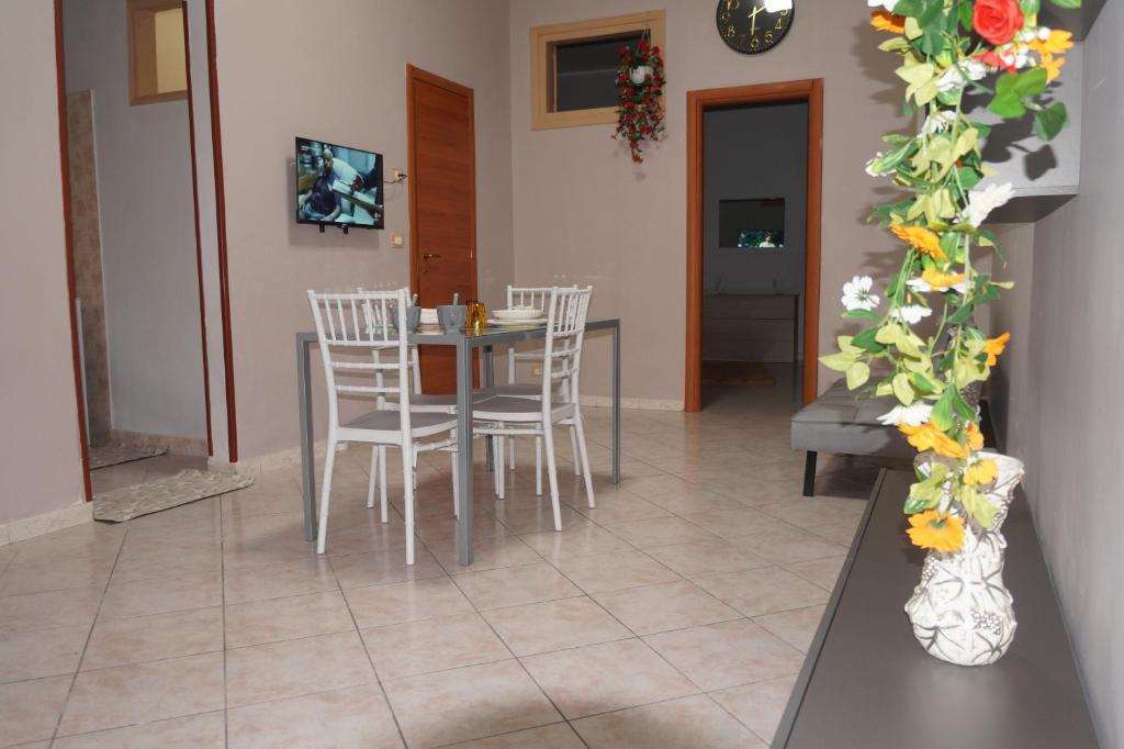 una sala da pranzo con tavolo e sedie di Holiday Home Palermo - Centro Storico a Palermo