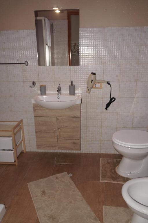 un bagno con lavandino e WC di Holiday Home Palermo - Centro Storico a Palermo