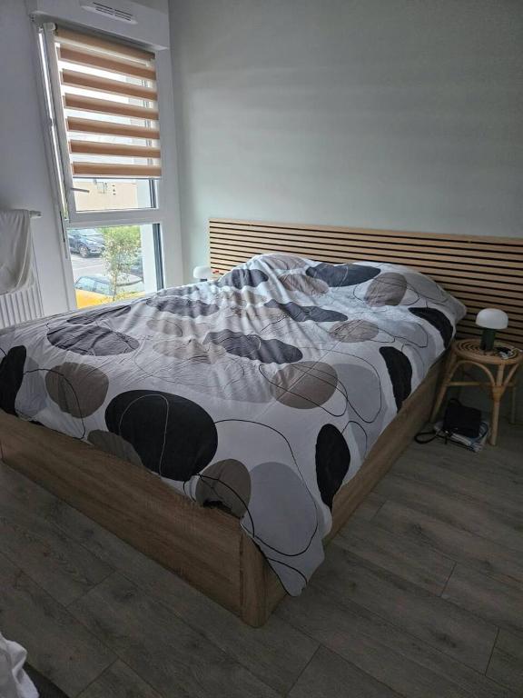 - un grand lit dans une chambre dotée d'un couvre-lit dans l'établissement Bulles du Bassin d'Arcachon, à Gujan-Mestras