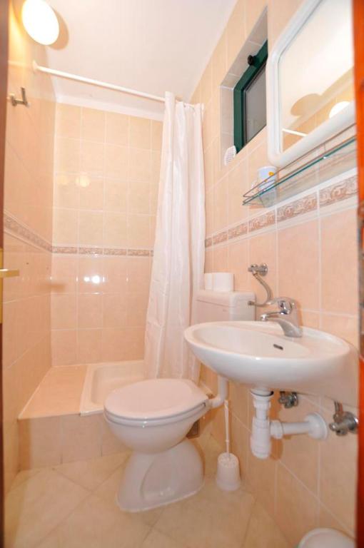 Koupelna v ubytování Apartmani More