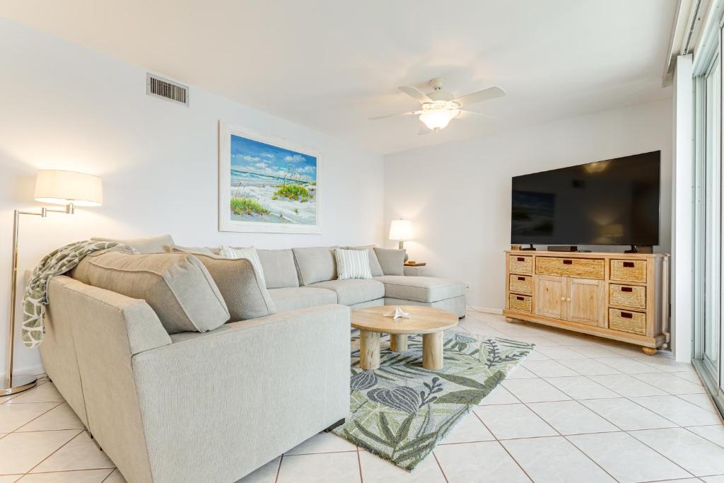 un soggiorno con un divano e una TV di 2 Mi to Jupiter Beach Condo with Lake Views a Jupiter