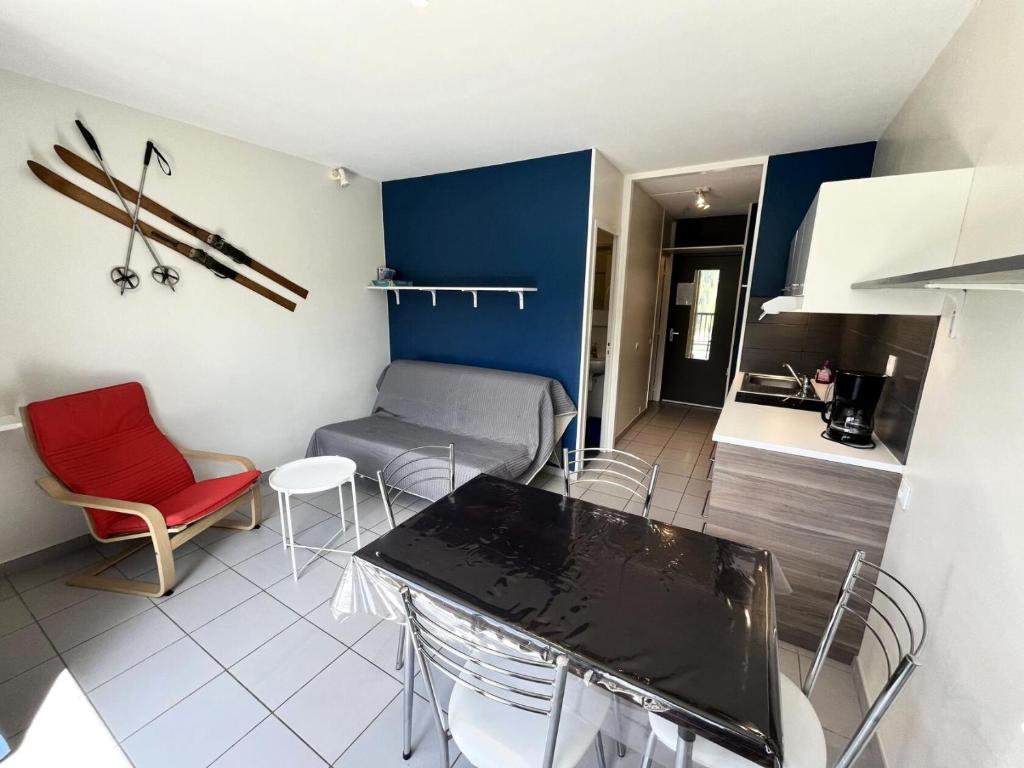 une cuisine et un salon avec une table et des chaises dans l'établissement Résidence Vega - Studio rénové · Proche des pistes et des commerces · Balcon MAE-6223, à Magland