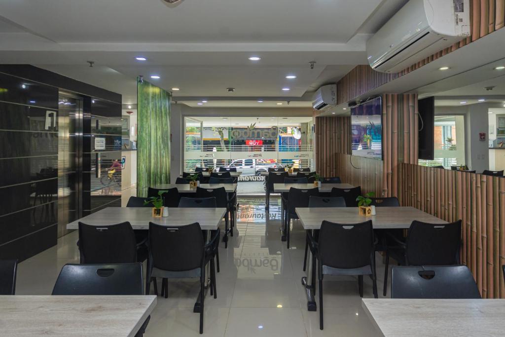 Restaurace v ubytování Hotel Laureles Plaza