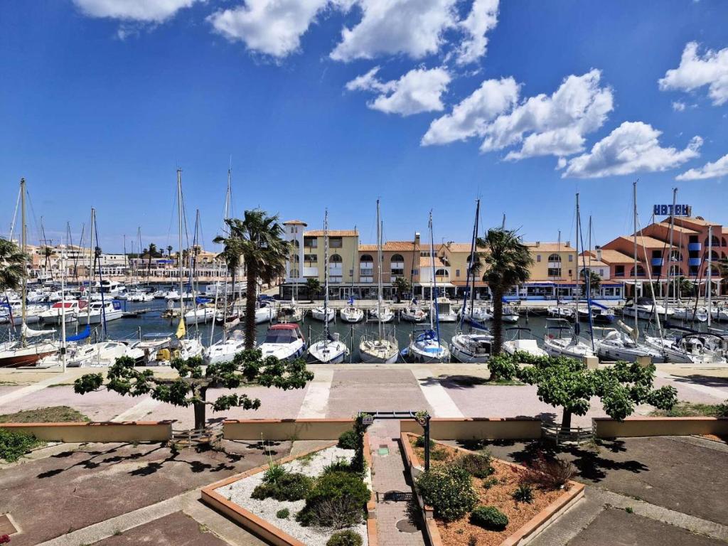 un port de plaisance avec beaucoup de bateaux dans un port dans l'établissement Résidence Le Castellet - 2 Pièces 4 couchages PORT LEUCATE. Réf: 5CAS_97B MAE-6263, à Leucate