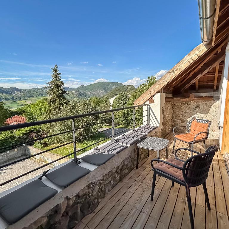 un balcon avec des chaises et une table et une vue dans l'établissement Charme Rustique et moderne entre Alpes & Provence, à Venterol