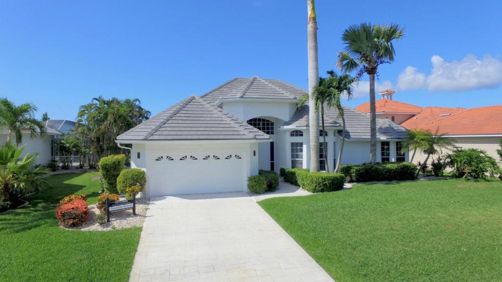 フォートマイヤーズにあるTop Florida Properties Vacation Villasの庭白いガレージ付き家