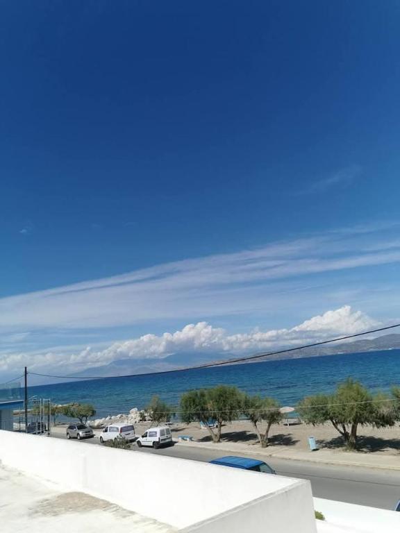 vista su un parcheggio con auto e sull'oceano di Markou Mpotsari 19 & Hras, Perigiali , Korinthias a Kórinthos