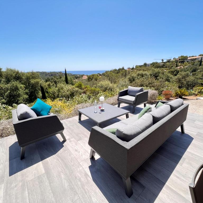 d'une terrasse avec deux canapés et une table. dans l'établissement Villa Terre d'Azur, à La Croix-Valmer