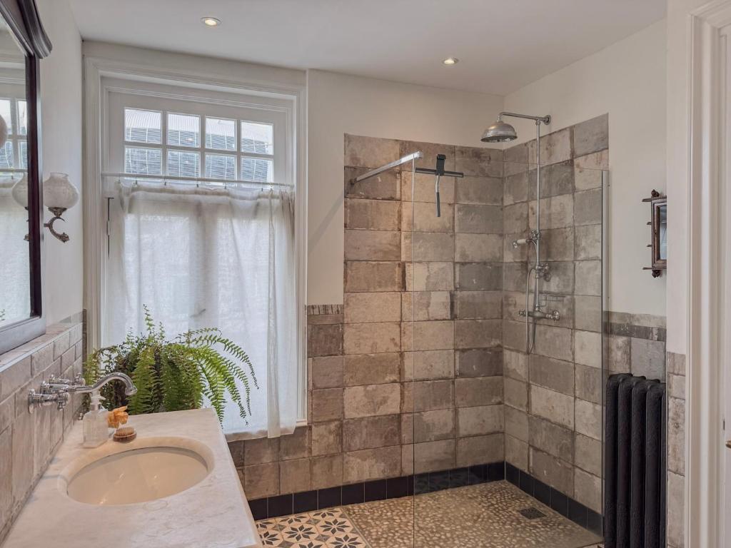 a bathroom with a sink and a shower at Sfeervolle vooroorlogse woning nabij centrum in Eindhoven