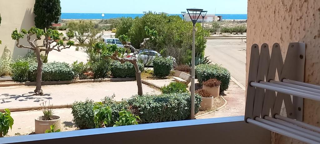Elle comprend un balcon offrant une vue sur la cour. dans l'établissement Studio avec vue sur mer , plage à 150 m et proche des commerces, au Barcarès
