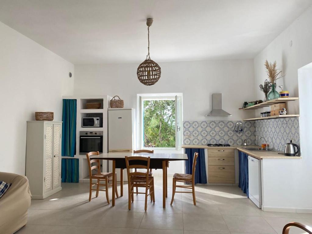 een keuken met een eettafel en stoelen bij Casa Barraté l'Alguer in Alghero