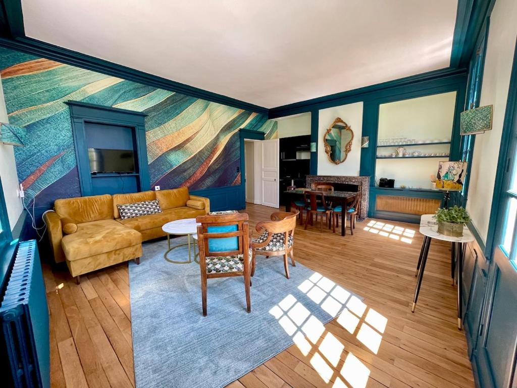 un salon avec un canapé et une table dans l'établissement La Valette, à Amboise