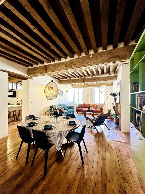 un grand salon avec une table et des chaises dans l'établissement Dijon Hypercentre Apartment, à Dijon