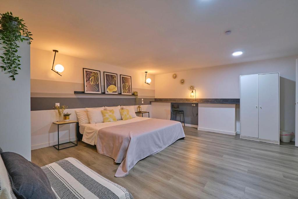 Hotel Alojamientos céntricos con bañera jacuzzi hidromasaje romántico, a bedroom with a bed and a couch in a room at Alojamientos céntricos con bañera jacuzzi hidromasaje romántico in Madrid