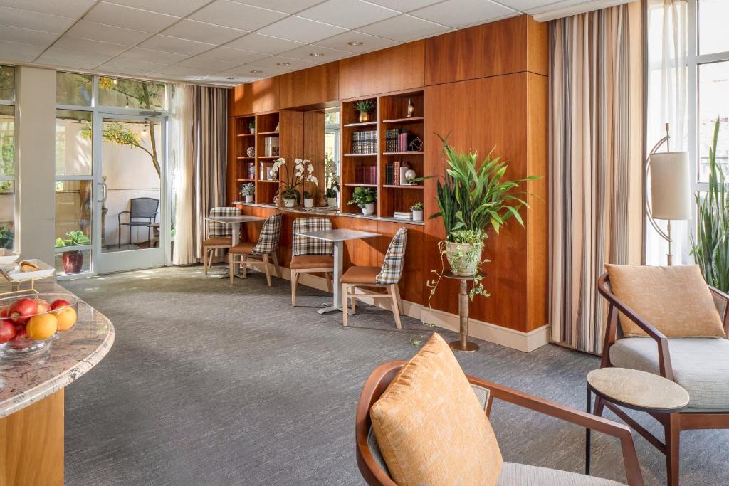 Park Lane Suites & Inn photo