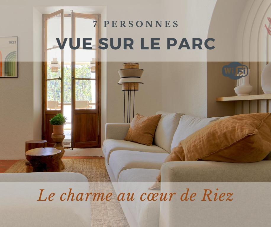 里耶Appartement 7 pers-Terrasse-Vue Parc的客厅里有一张白色的沙发和一张桌子