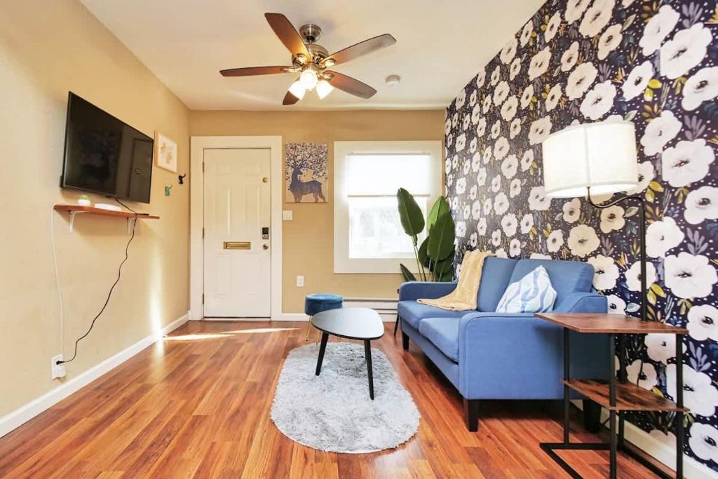 Μια τηλεόραση ή/και κέντρο ψυχαγωγίας στο Central Berkeley Garden Oasis