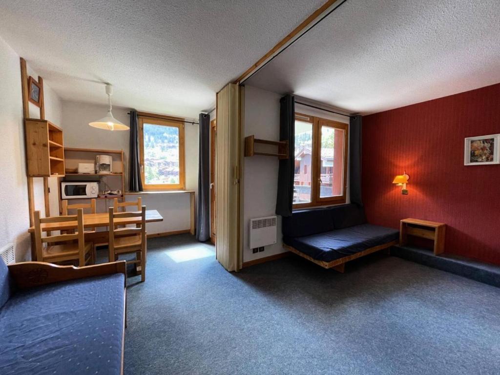 un salon avec un canapé et une salle à manger dans l'établissement Résidence Cachette G - CACHETTE 22 MAE-8061, à Valmorel